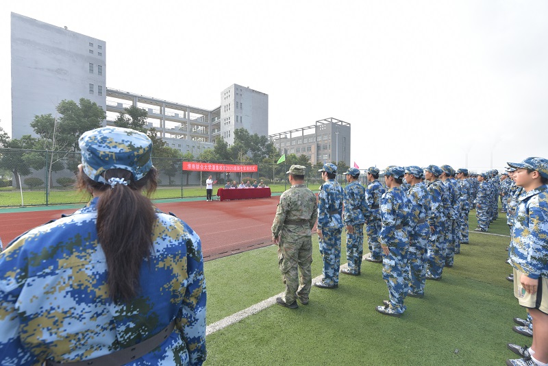 潘集校区举办2025级新生军训总结表彰大会1.jpg