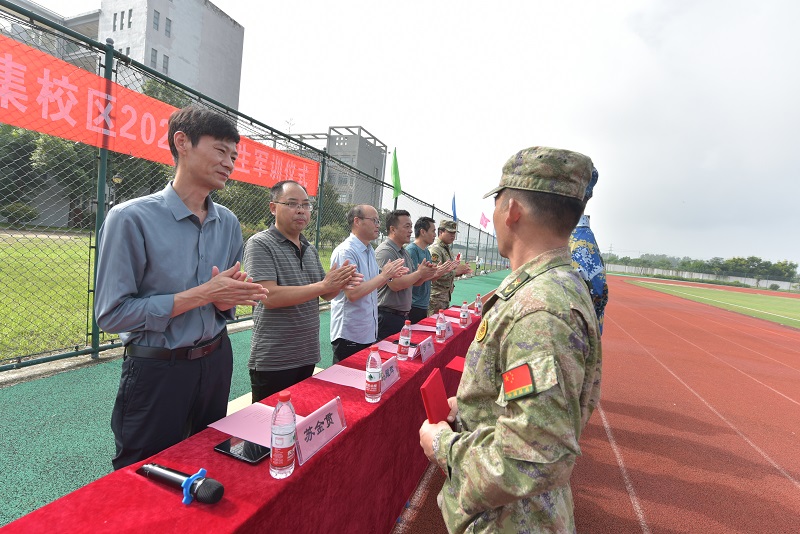 潘集校区举办2025级新生军训总结表彰大会3.jpg